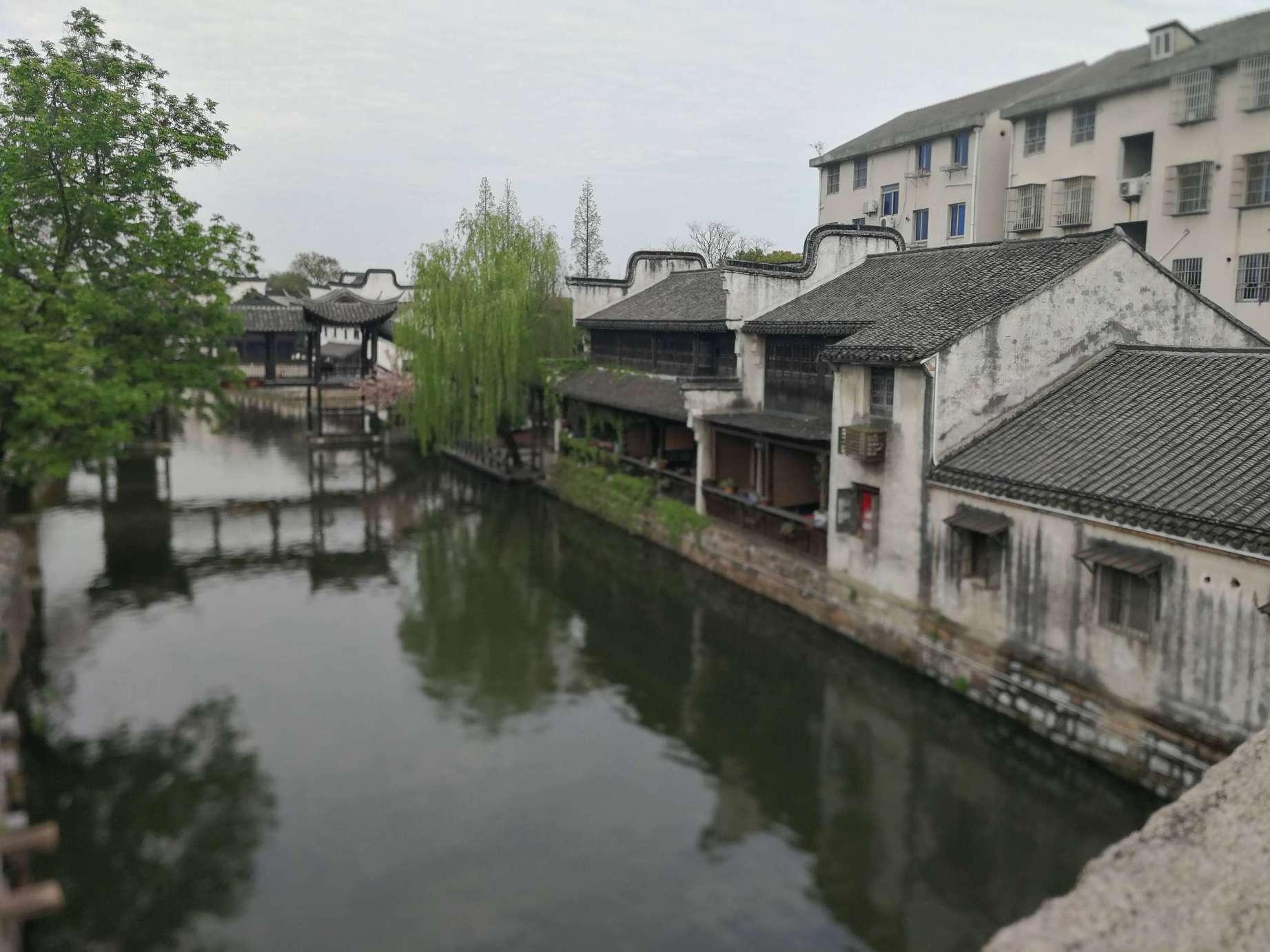 女子第一次去婆婆家做饭，结果把厨房给炸了，网友：这叫“初来炸到”